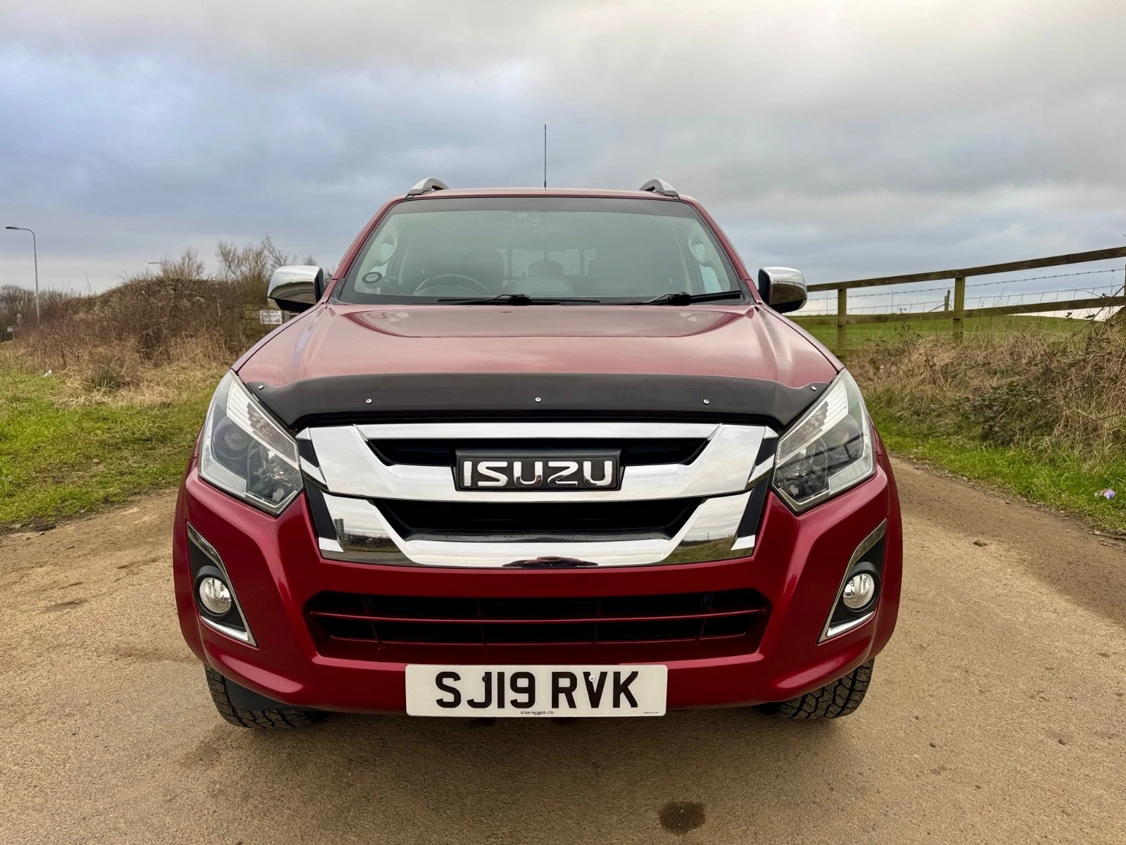 
								Isuzu D-max Utah £11,495+ VAT full									