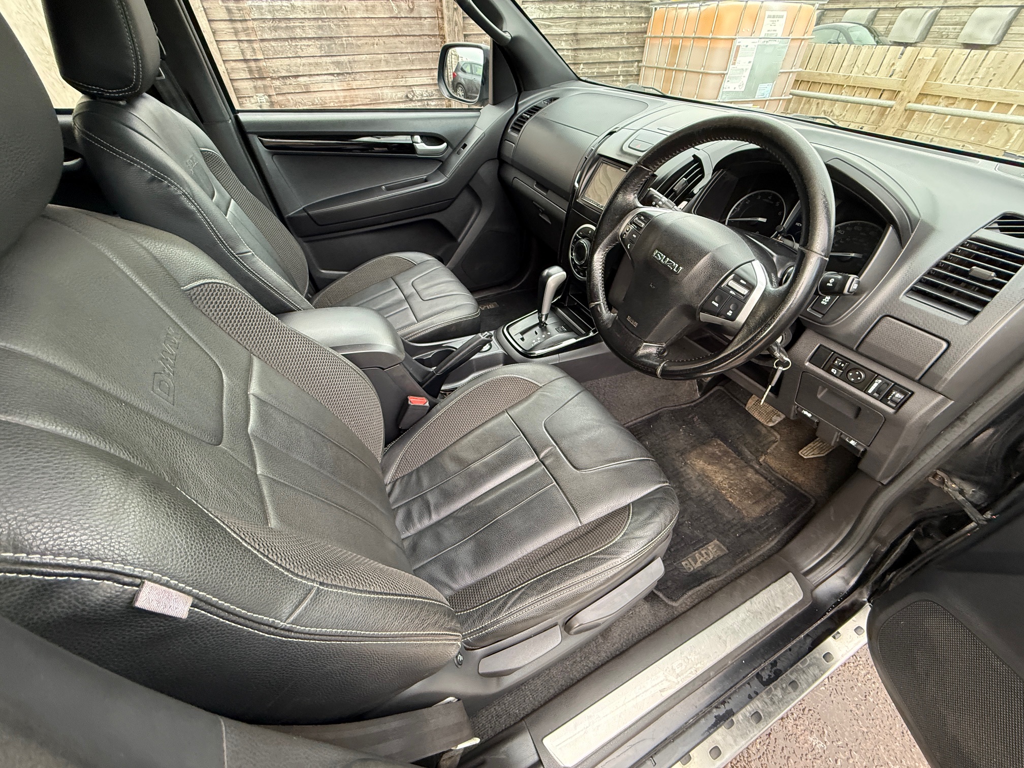 
								Isuzu D-Max Blade Automatic 2.5 Twin Turbo full									