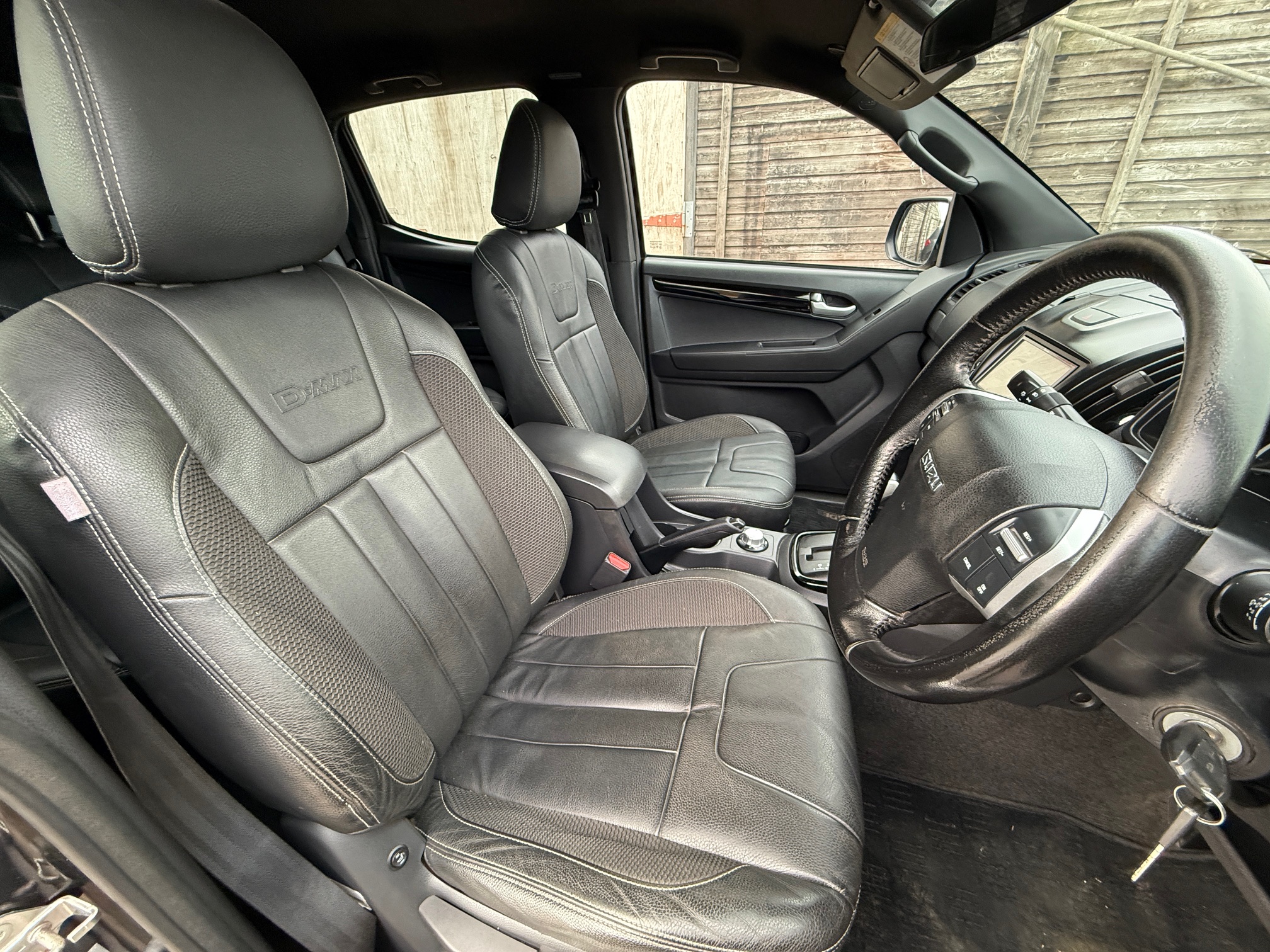 
								Isuzu D-Max Blade Automatic 2.5 Twin Turbo full									
