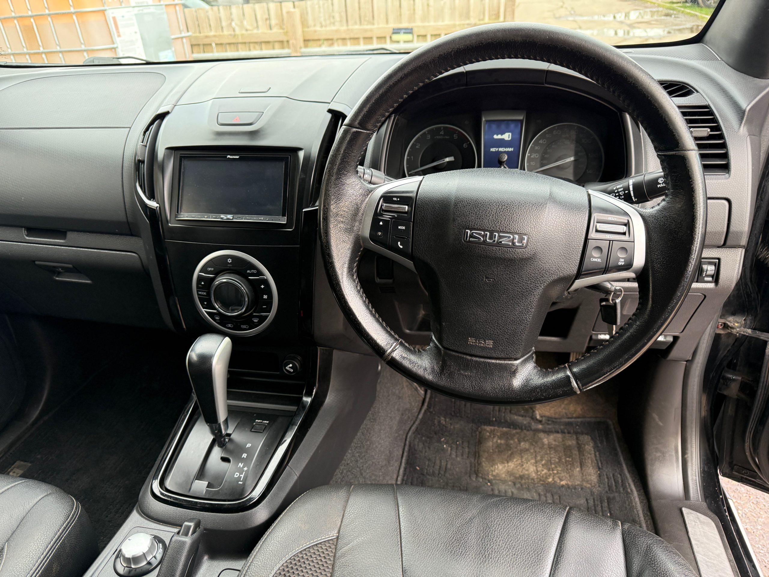 
								Isuzu D-Max Blade Automatic 2.5 Twin Turbo full									