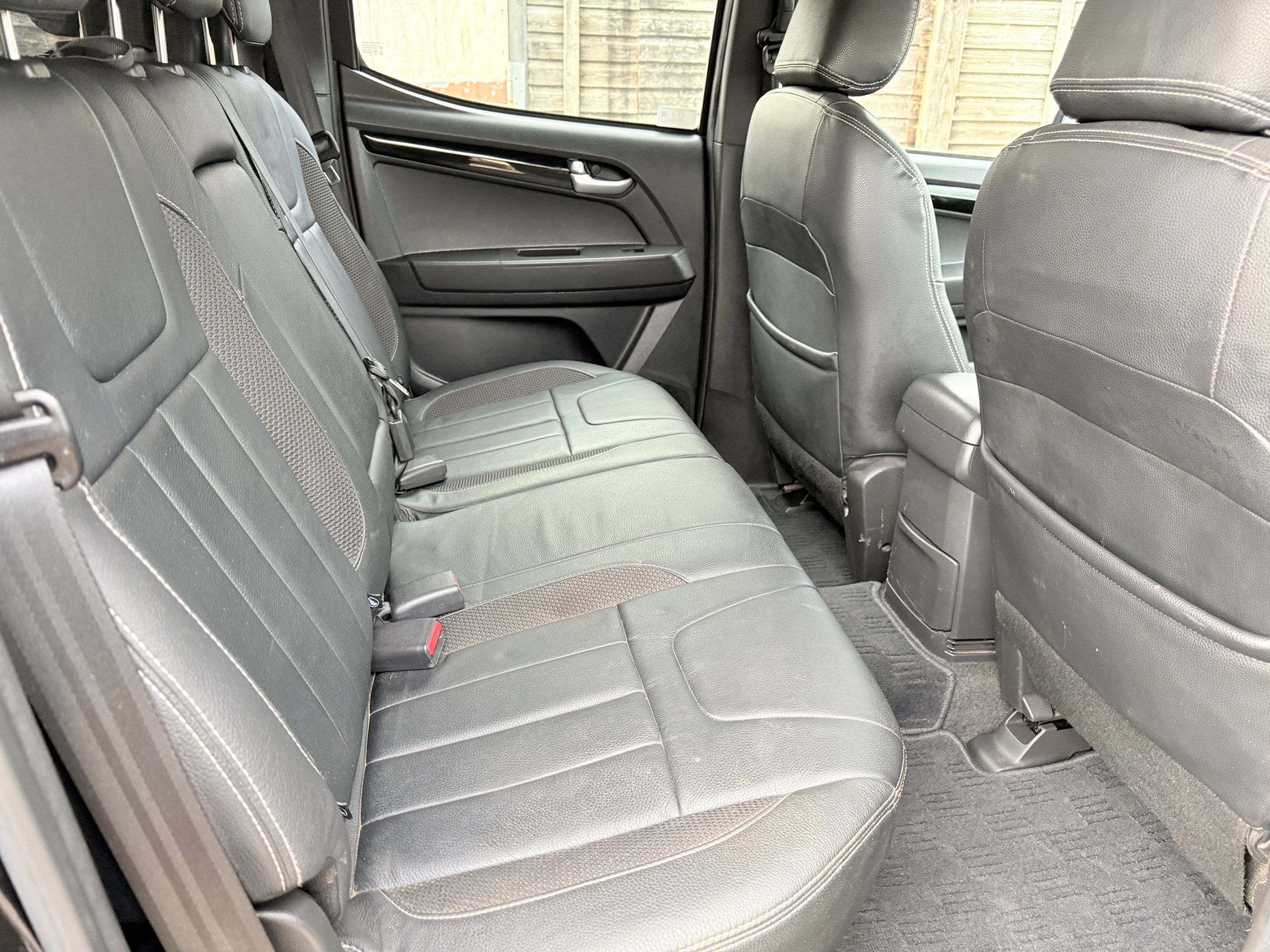 
								Isuzu D-Max Blade Automatic 2.5 Twin Turbo full									