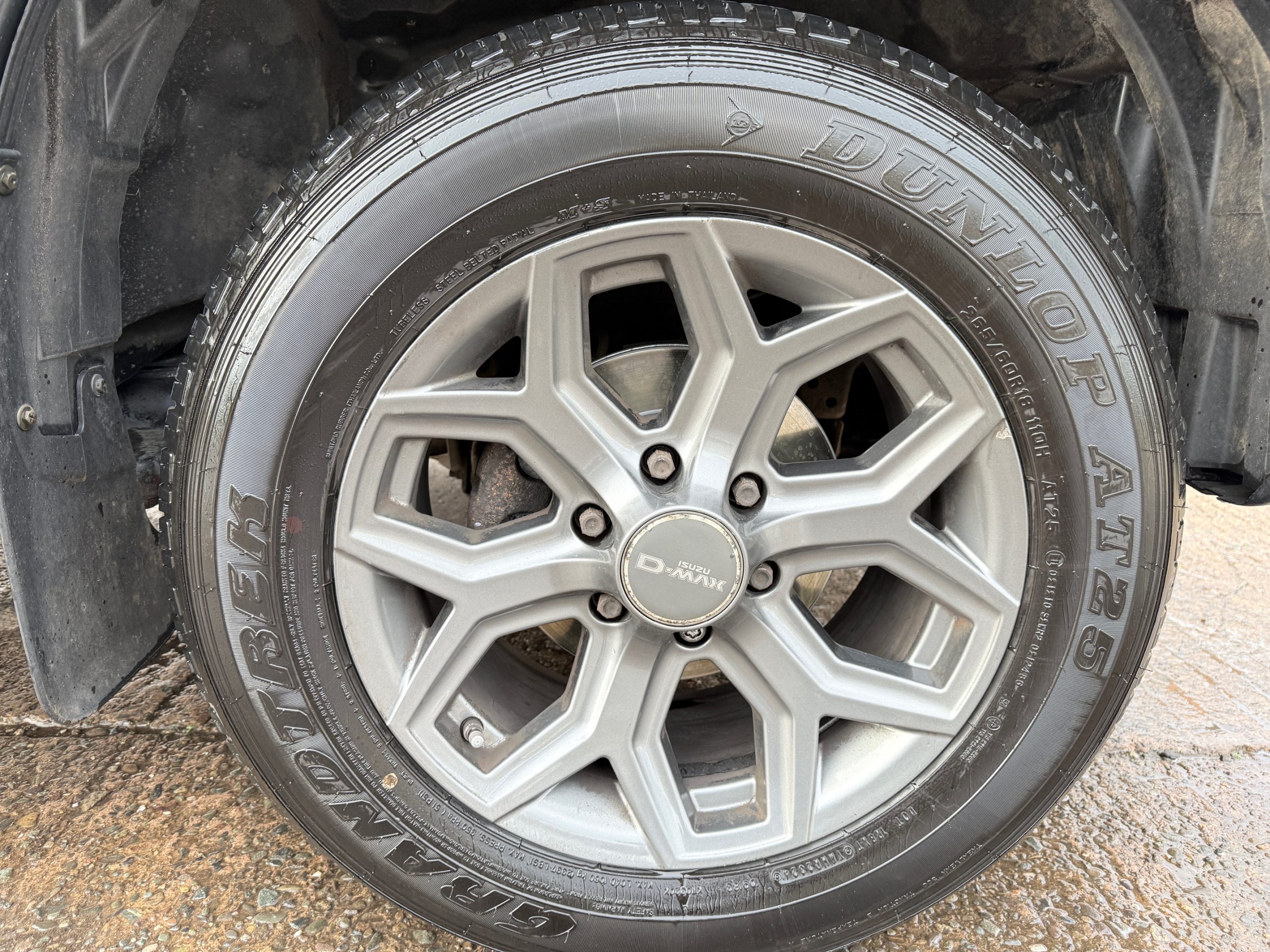 
								Isuzu D-Max Blade Automatic 2.5 Twin Turbo full									