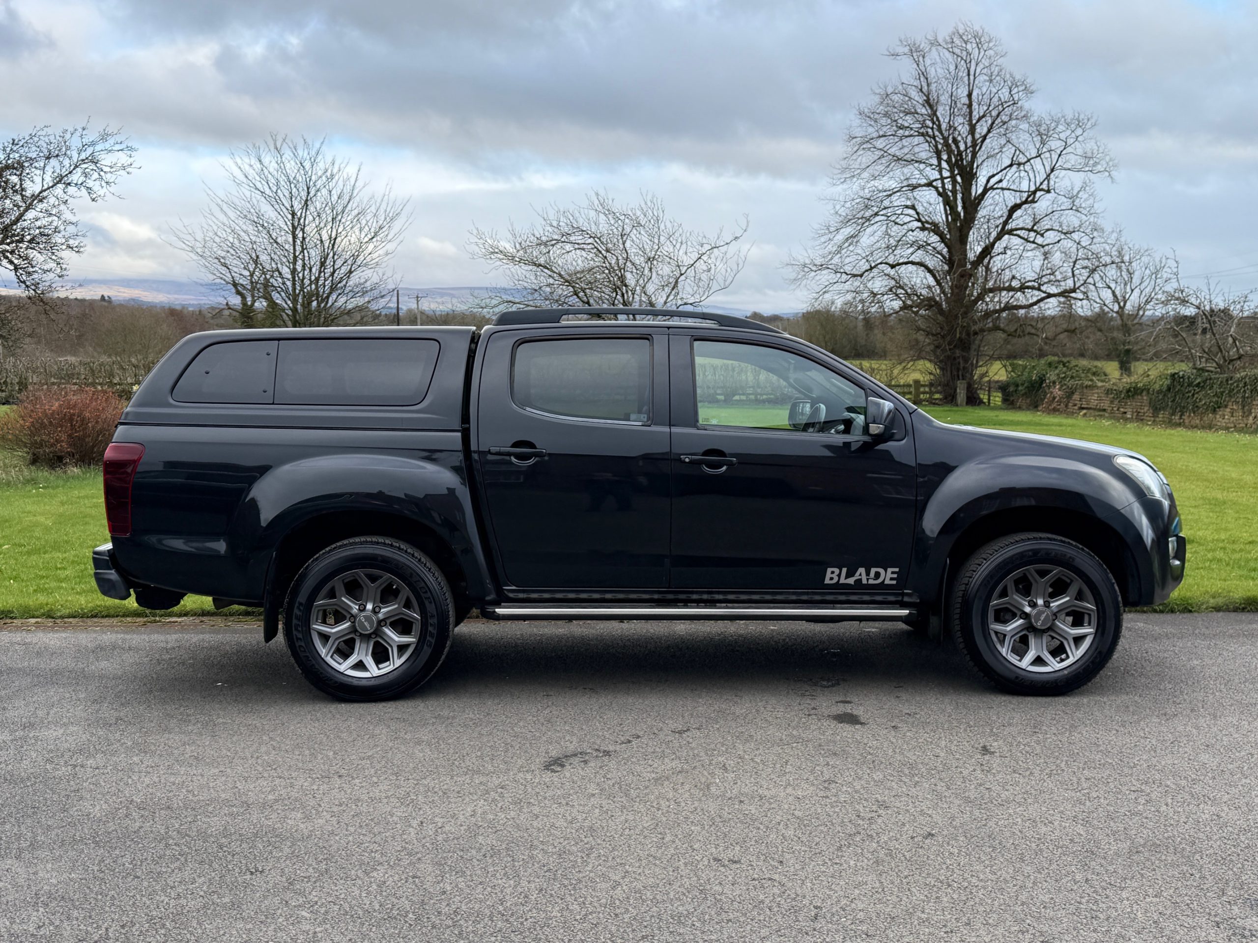 
								Isuzu D-Max Blade Automatic 2.5 Twin Turbo full									