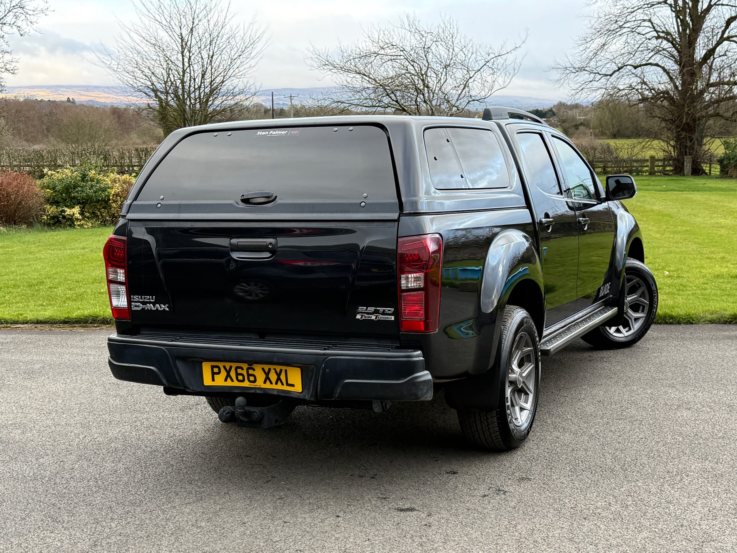 
								Isuzu D-Max Blade Automatic 2.5 Twin Turbo full									