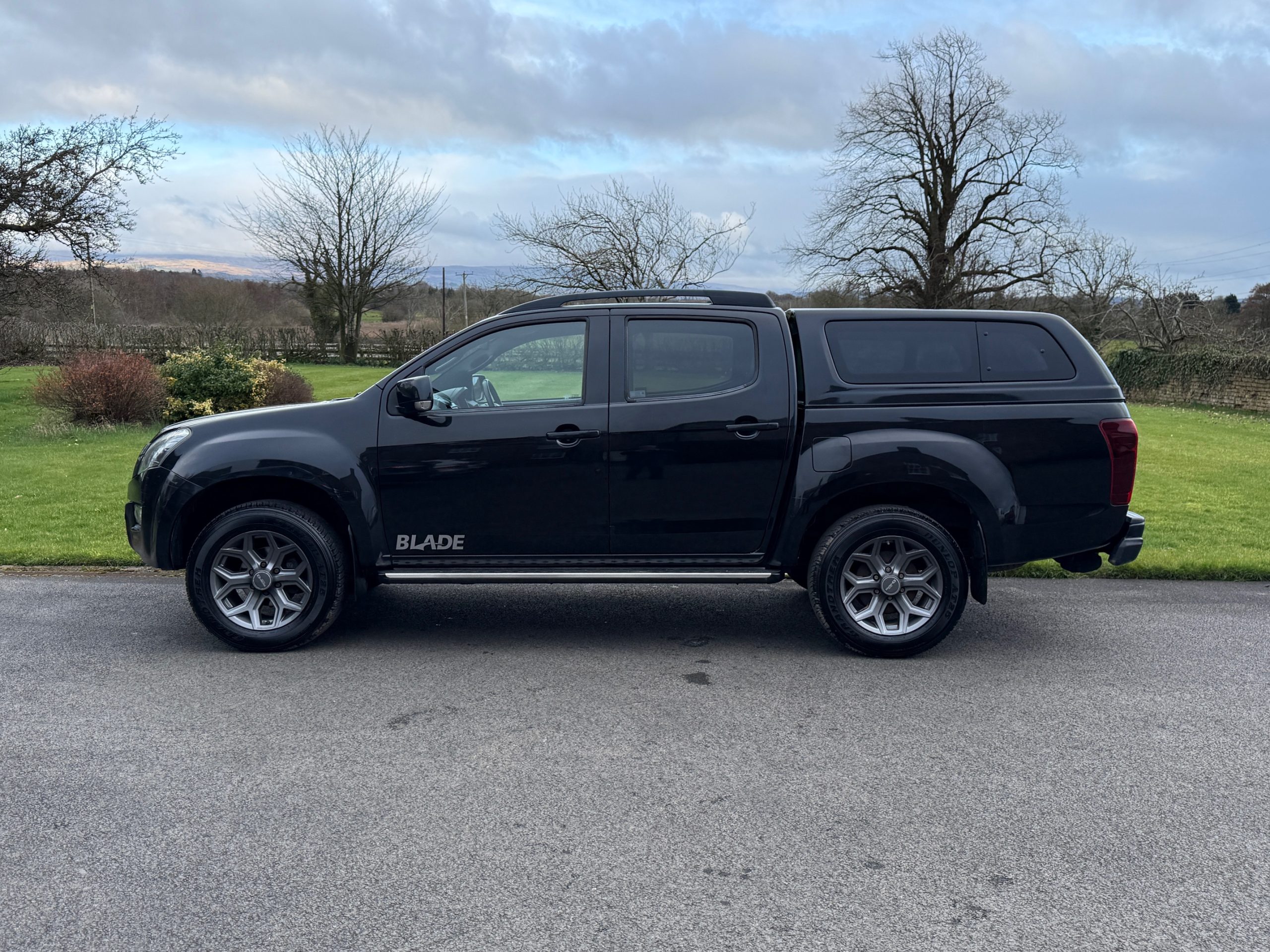 
								Isuzu D-Max Blade Automatic 2.5 Twin Turbo full									