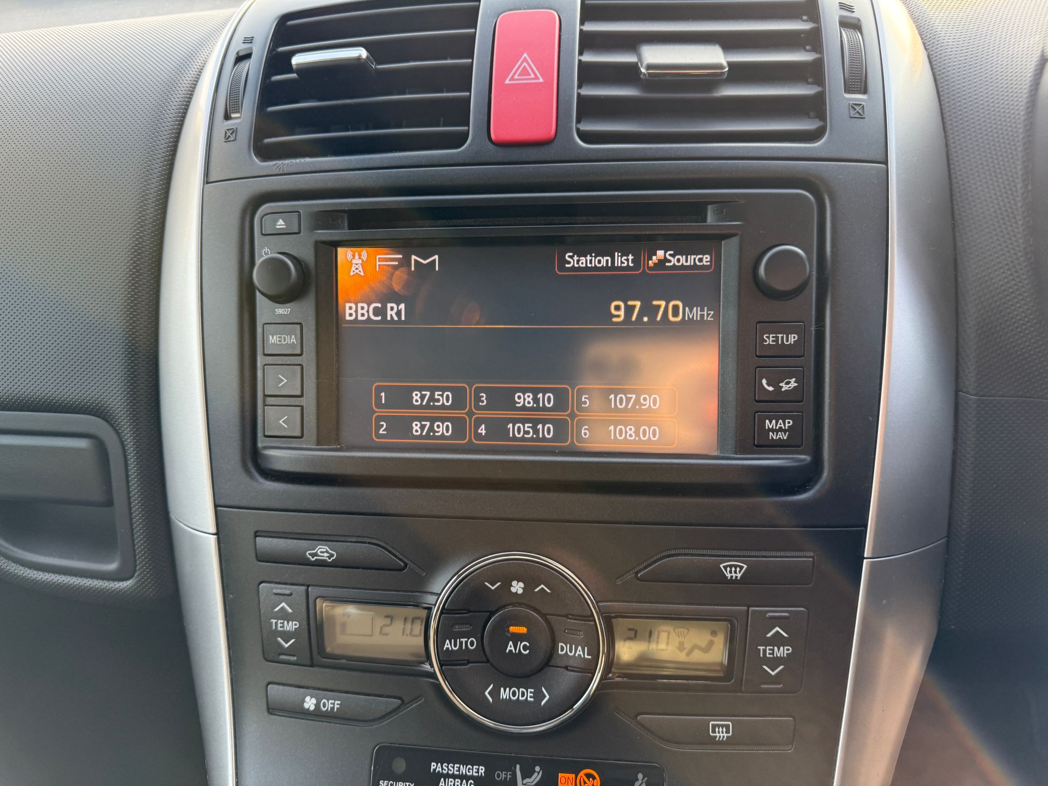 
								Toyota Auris Colour Collection 1.3 VVTi full									
