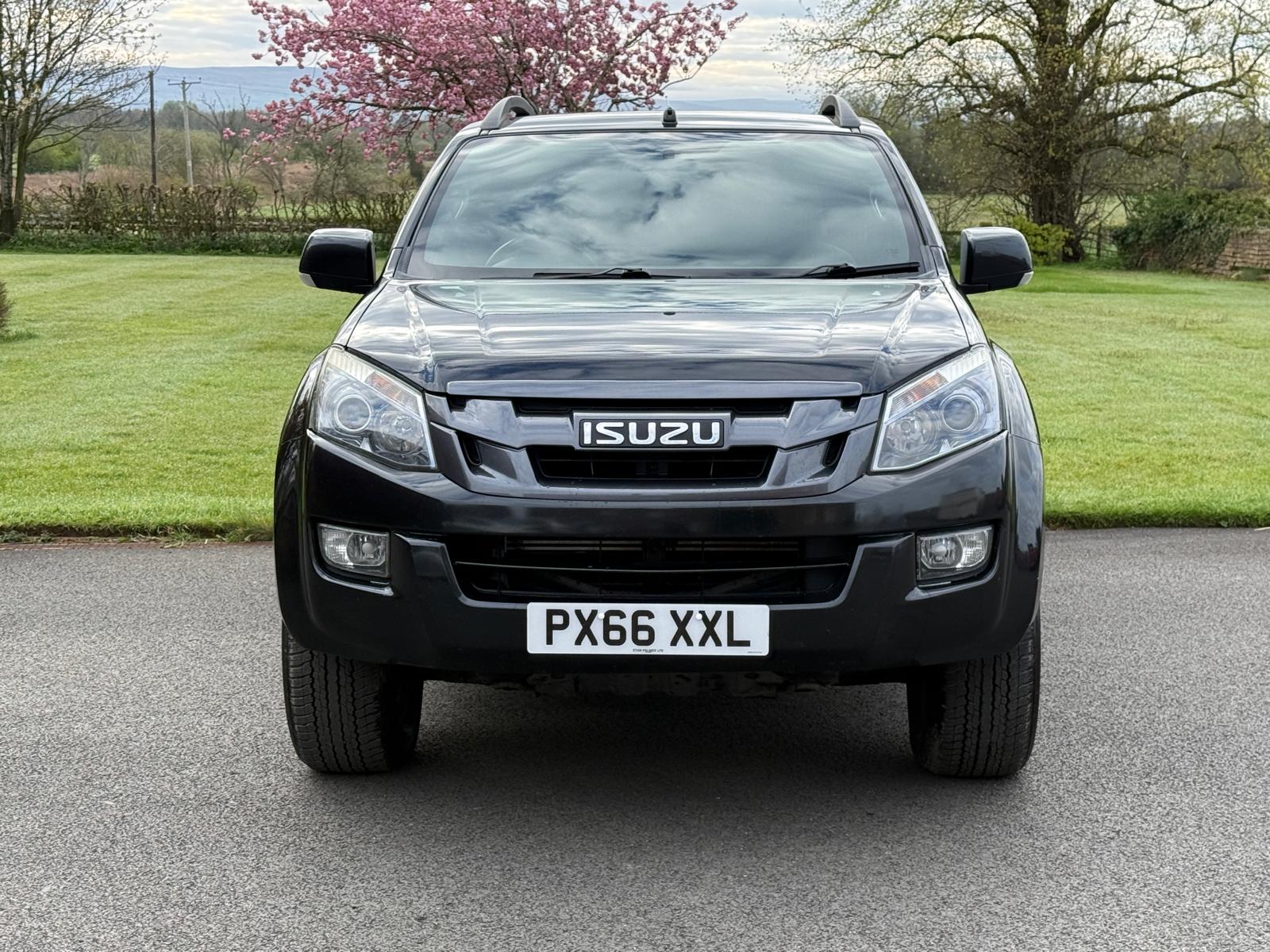 
								Isuzu D-Max Blade Automatic 2.5 Twin Turbo full									