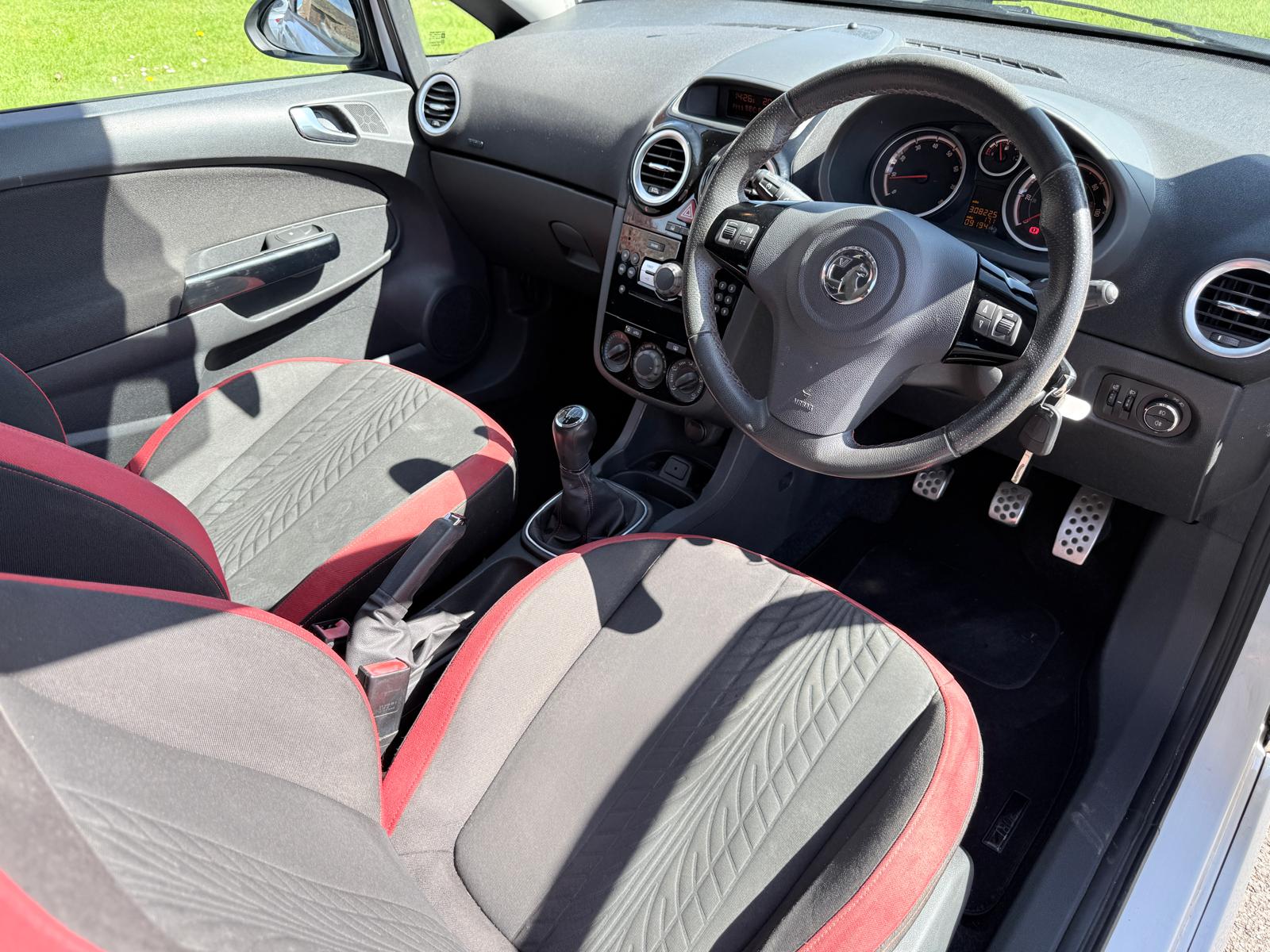 
								Vauxhall Corsa 1.4 SRi 3dr full									