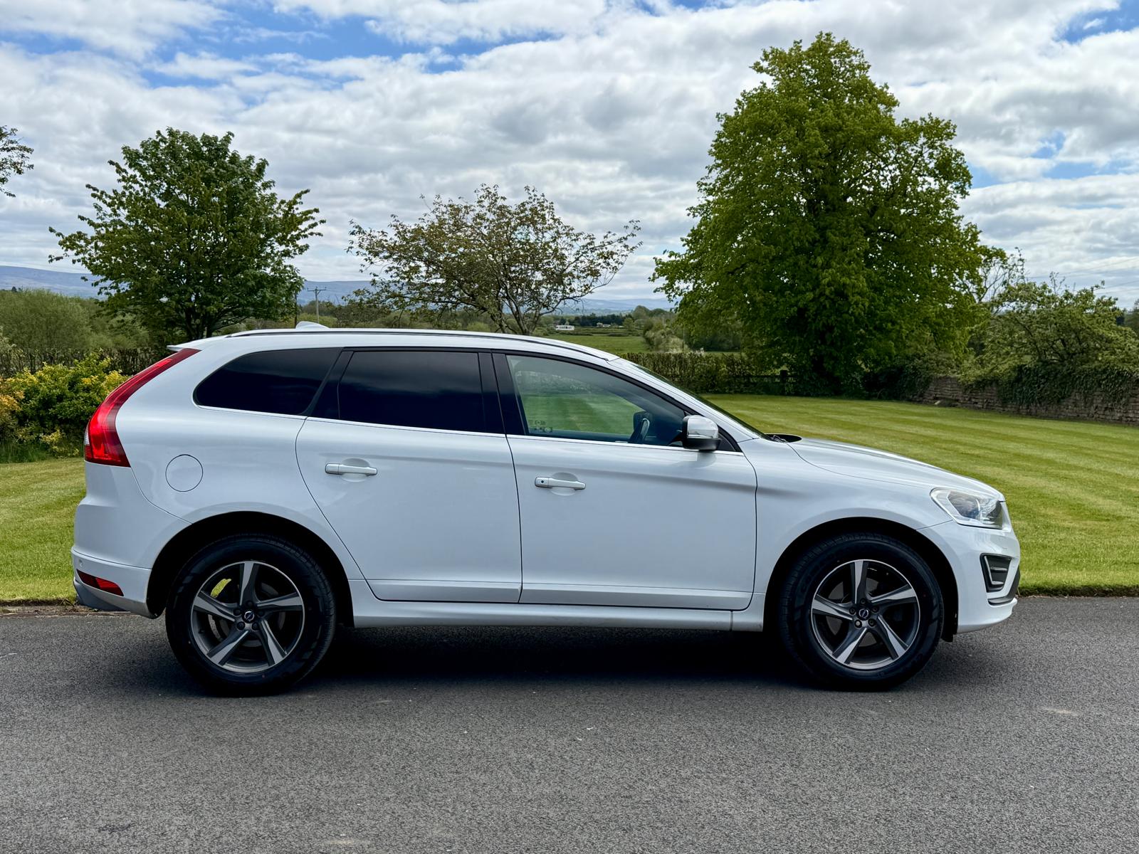 
								Volvo XC60 D4 2.4 R-Design Lux Nav AWD Geartronic full									