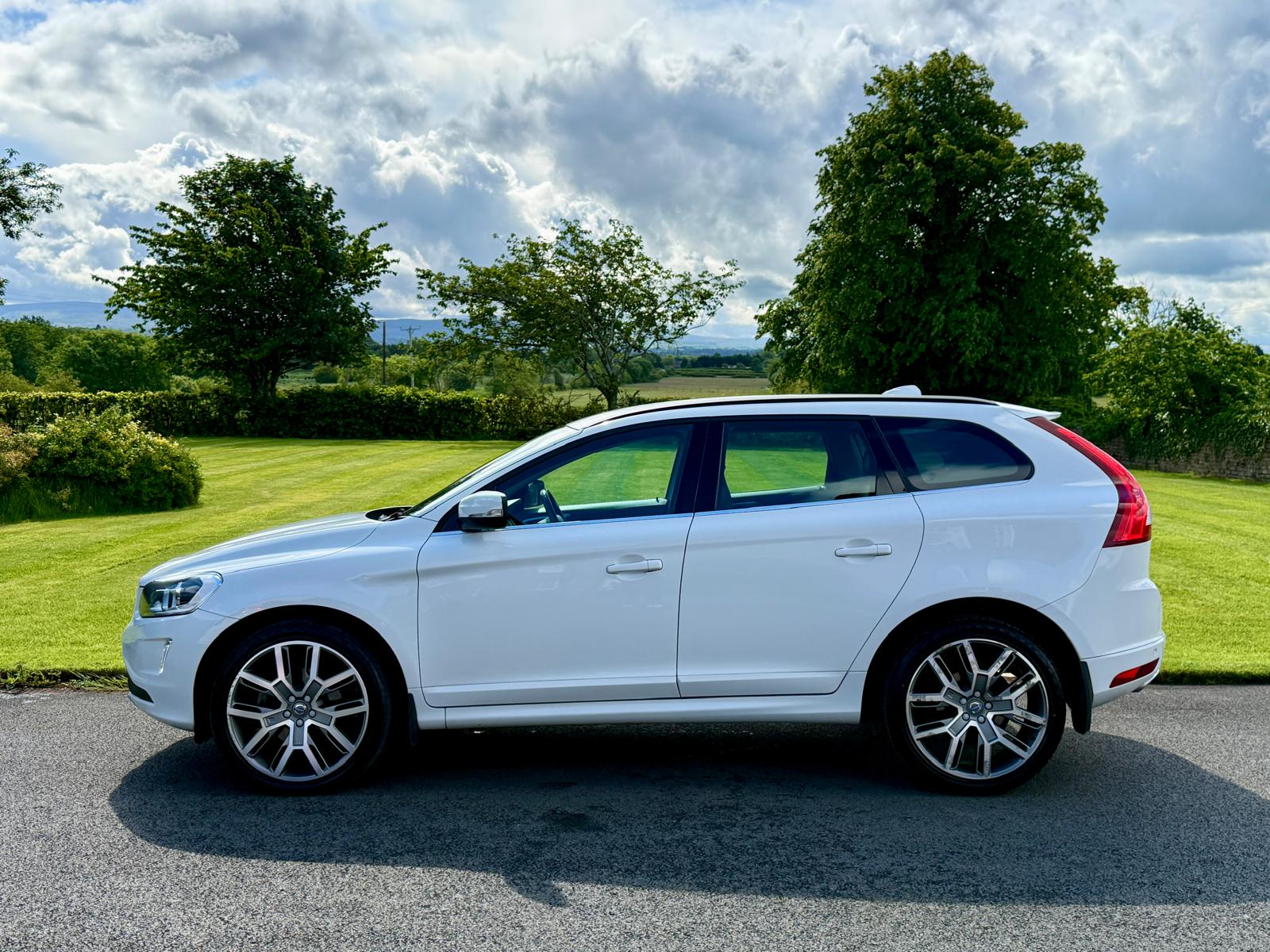 
								Volvo XC60 SE Nav AWD D4 full									