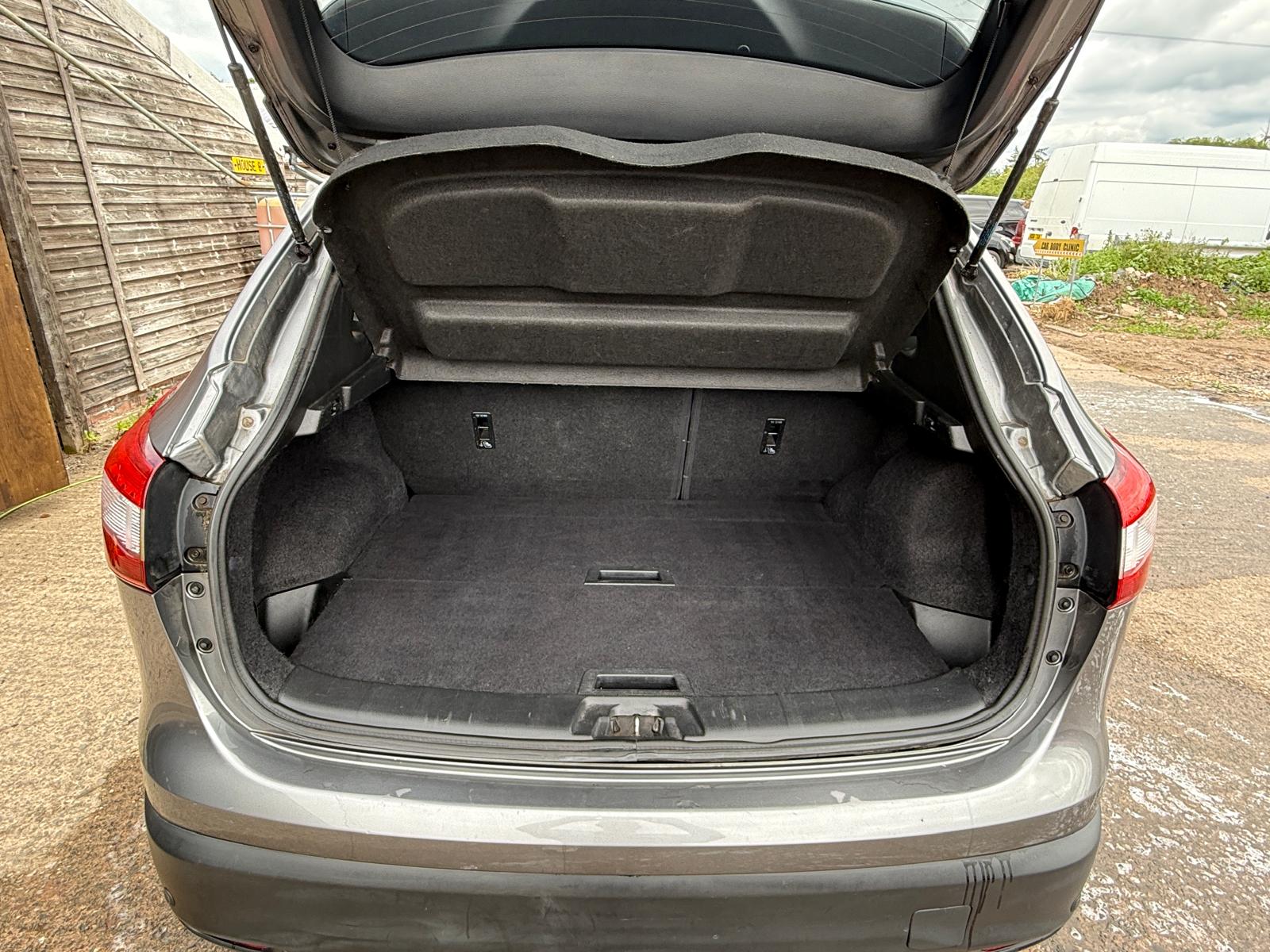 
								Nissan Qashqai N-Tec + Dig-T CVT full									