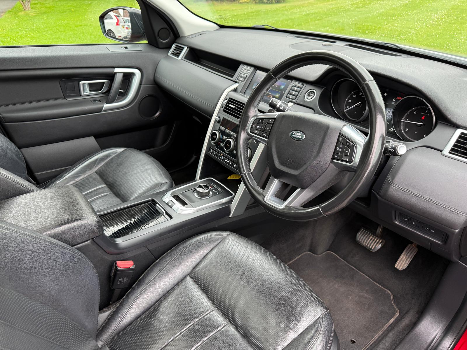 
								Land Rover Discovery Sport 2.0TD HSE Black Edition full									