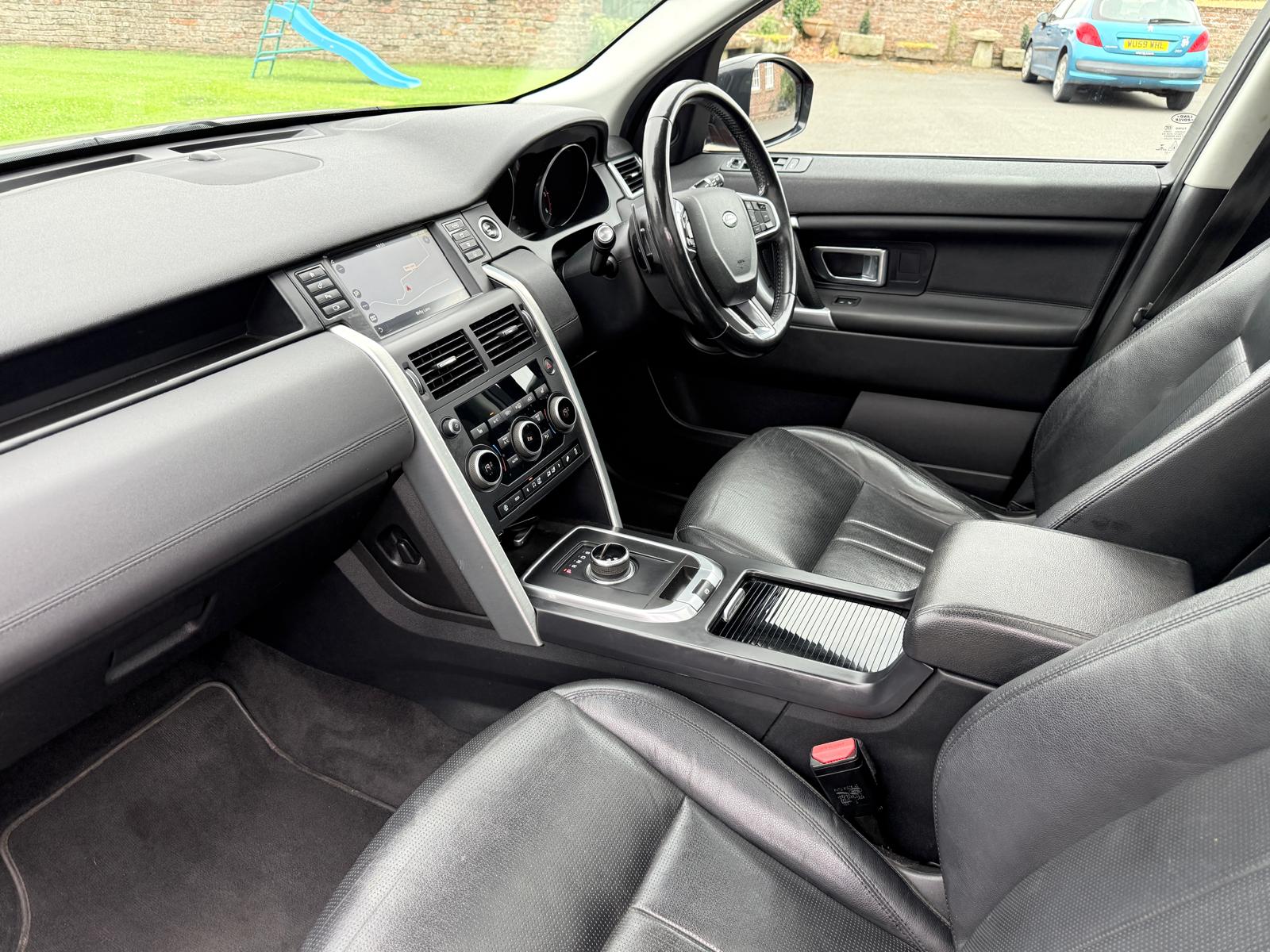 
								Land Rover Discovery Sport 2.0TD HSE Black Edition full									