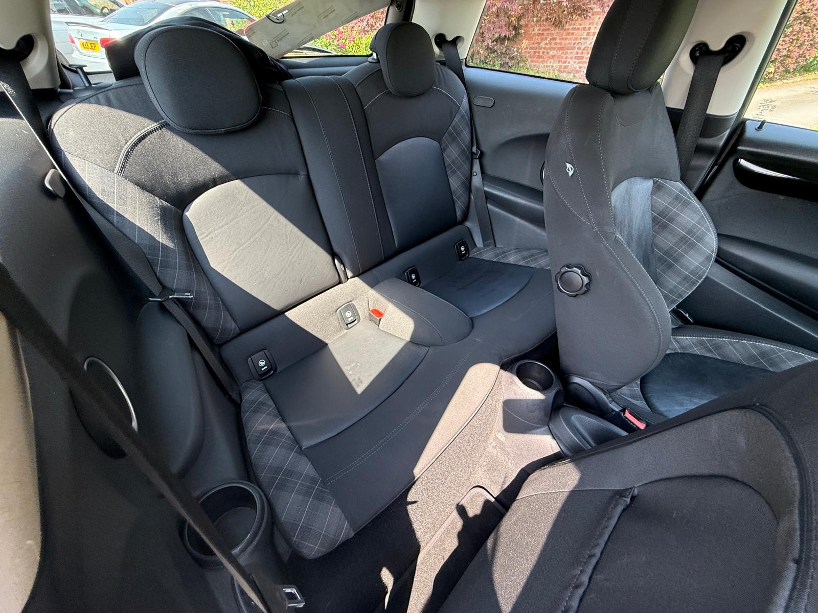 
								2015 Mini Cooper S Hatchback full									