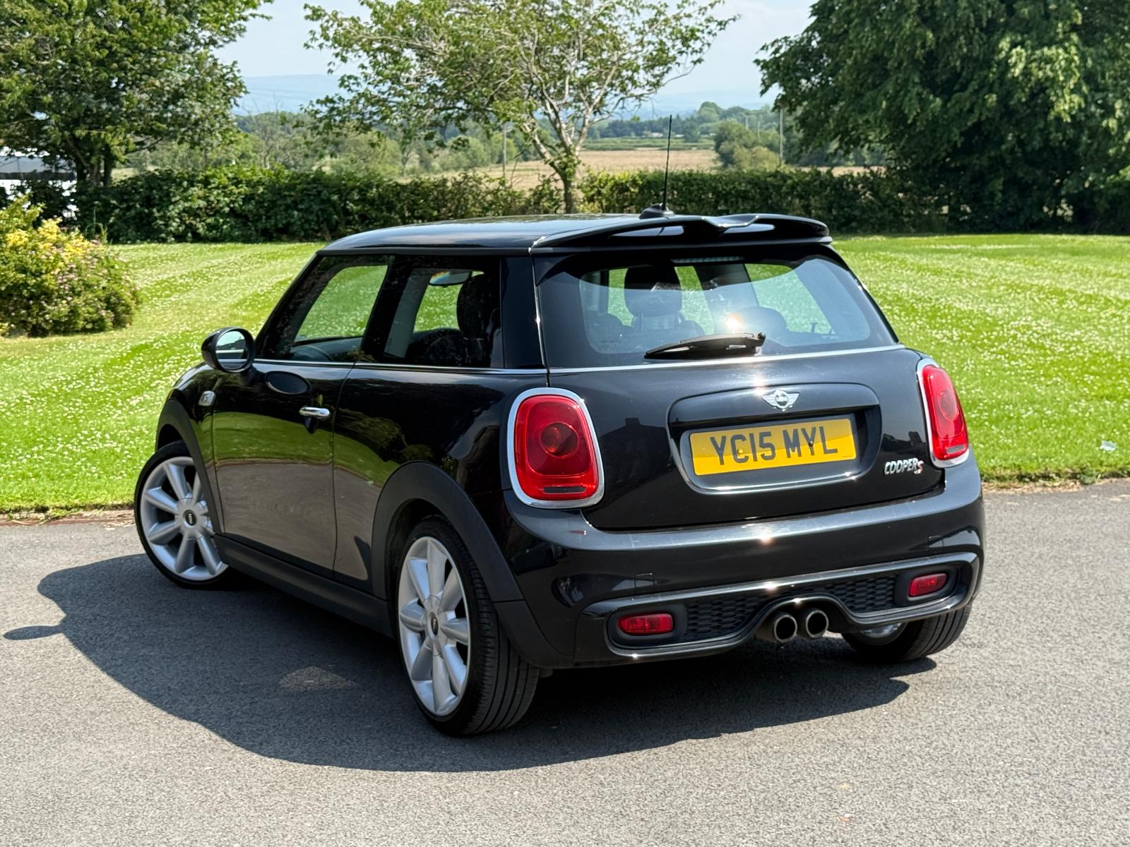 
								2015 Mini Cooper S Hatchback full									