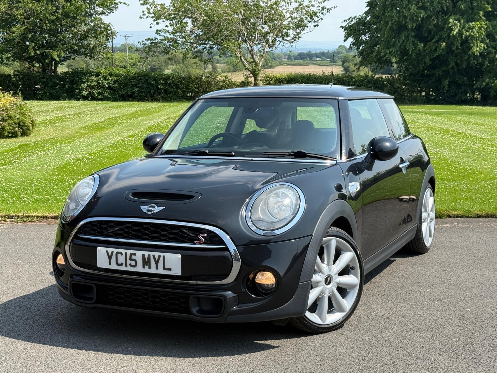 
								2015 Mini Cooper S Hatchback full									