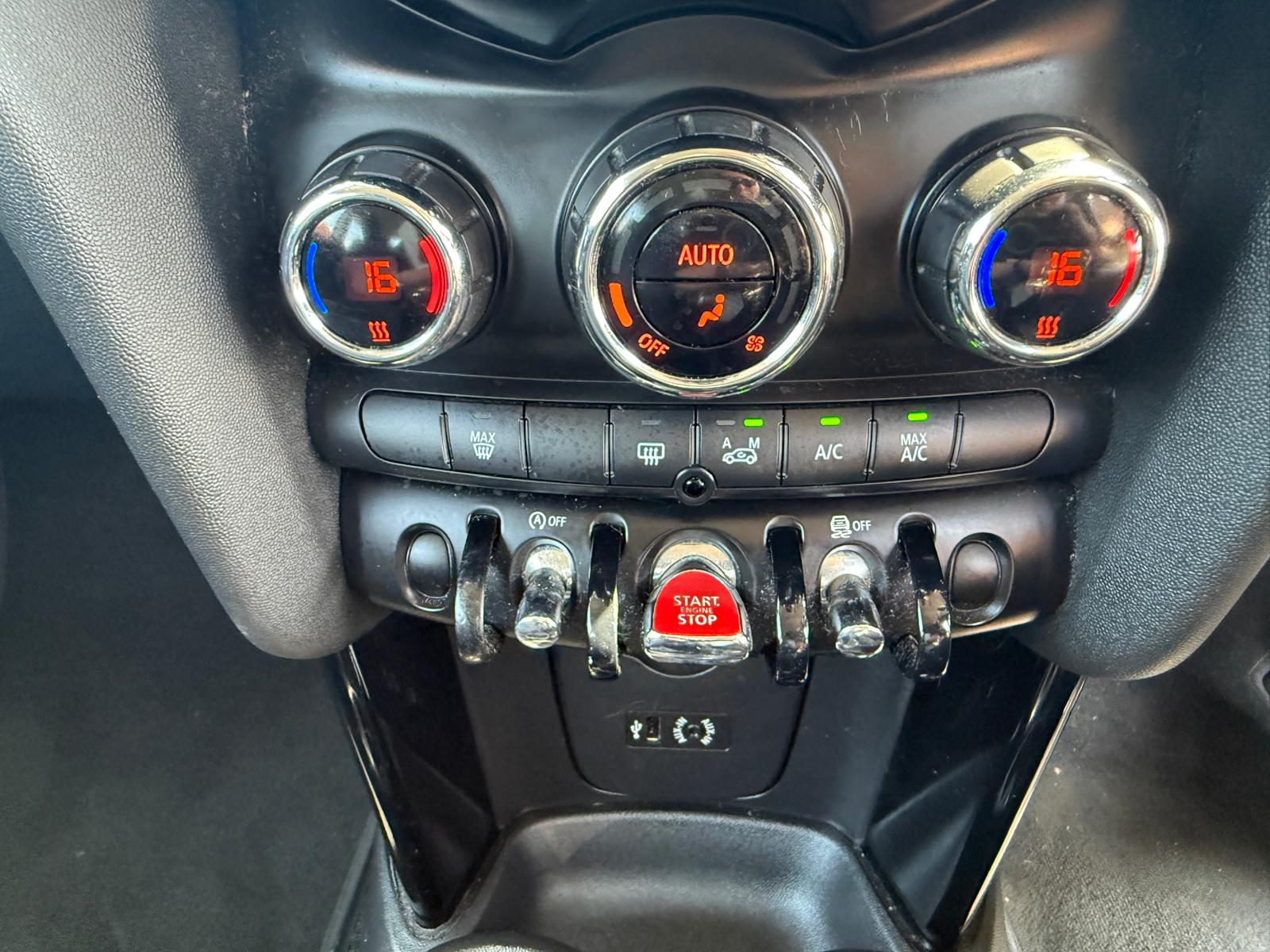 
								2015 Mini Cooper S Hatchback full									