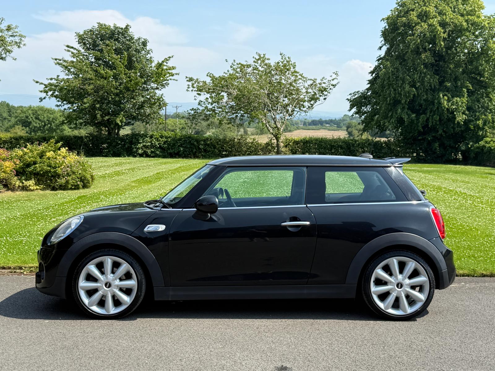 
								2015 Mini Cooper S Hatchback full									