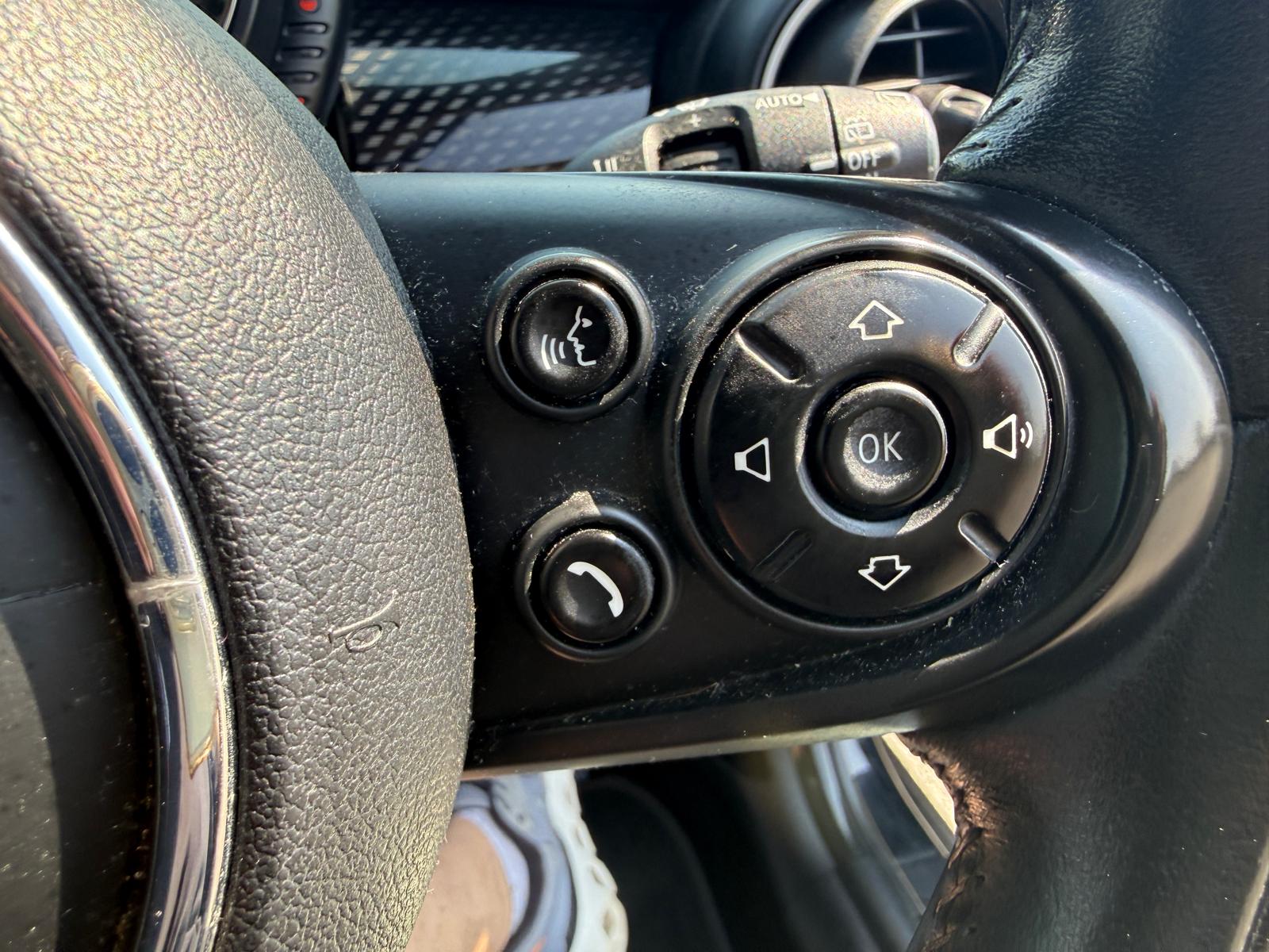 
								2015 Mini Cooper S Hatchback full									