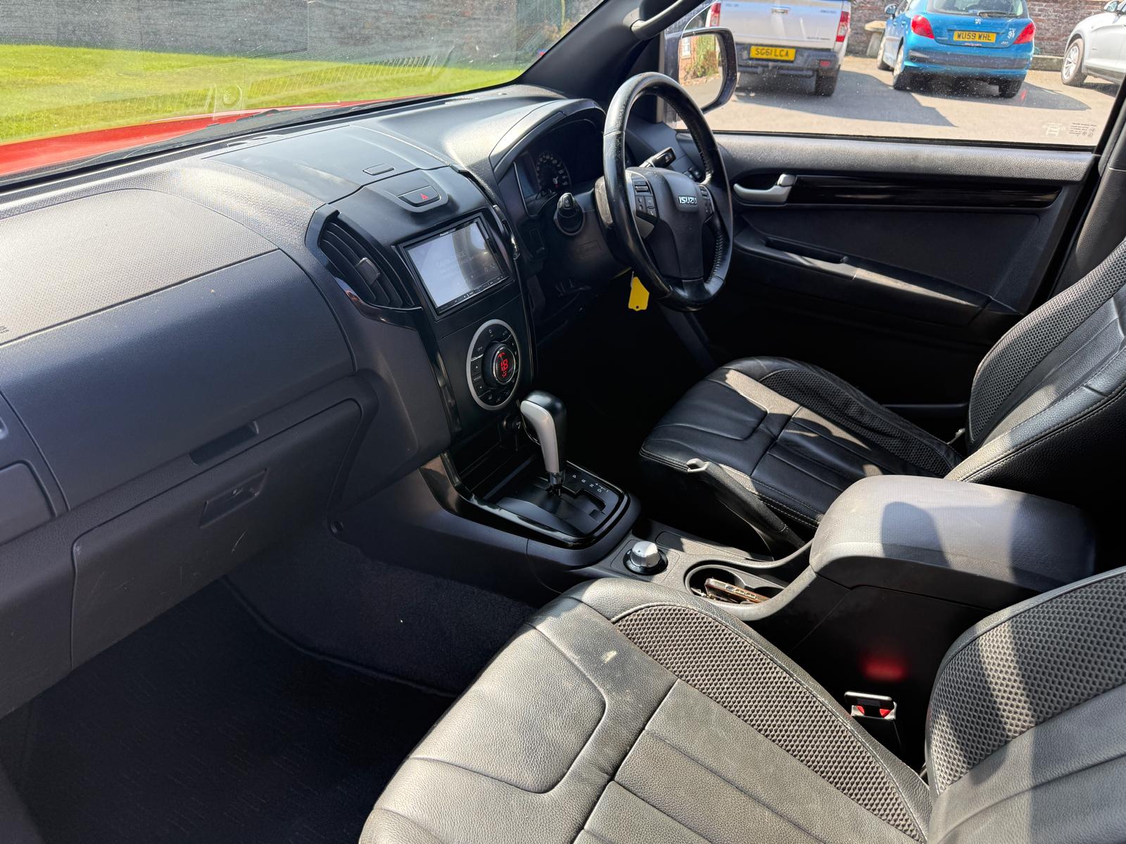 
								Isuzu D-Max 2.5 TD Blade Automatic full									