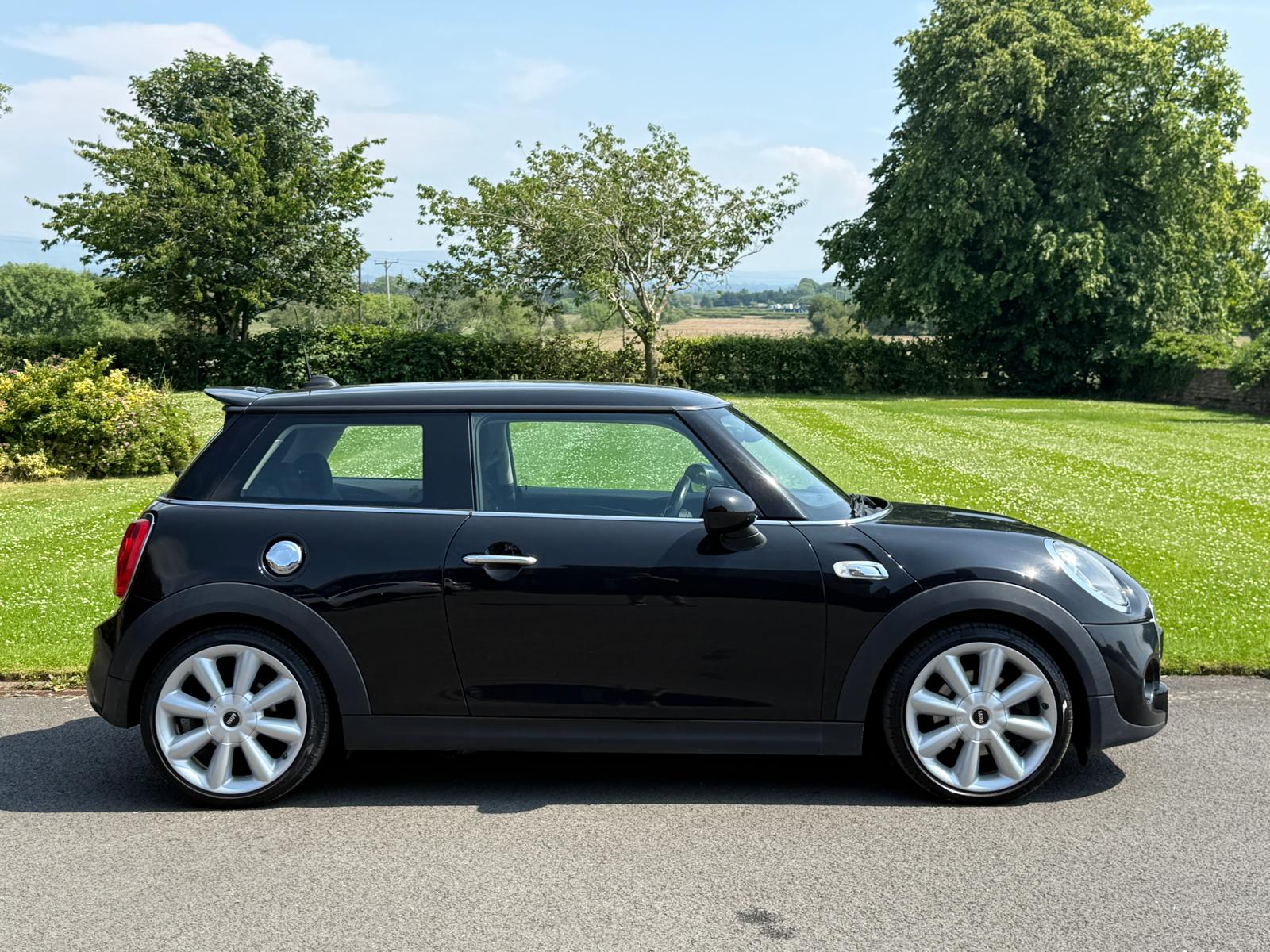 
								2015 Mini Cooper S Hatchback full									