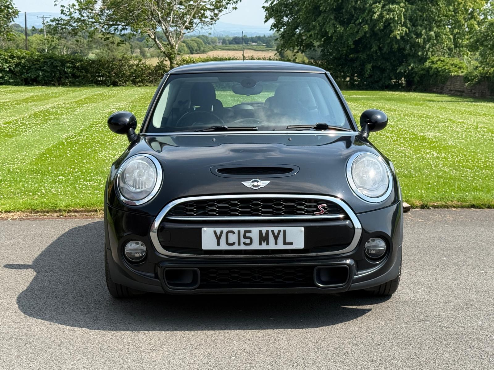 
								2015 Mini Cooper S Hatchback full									