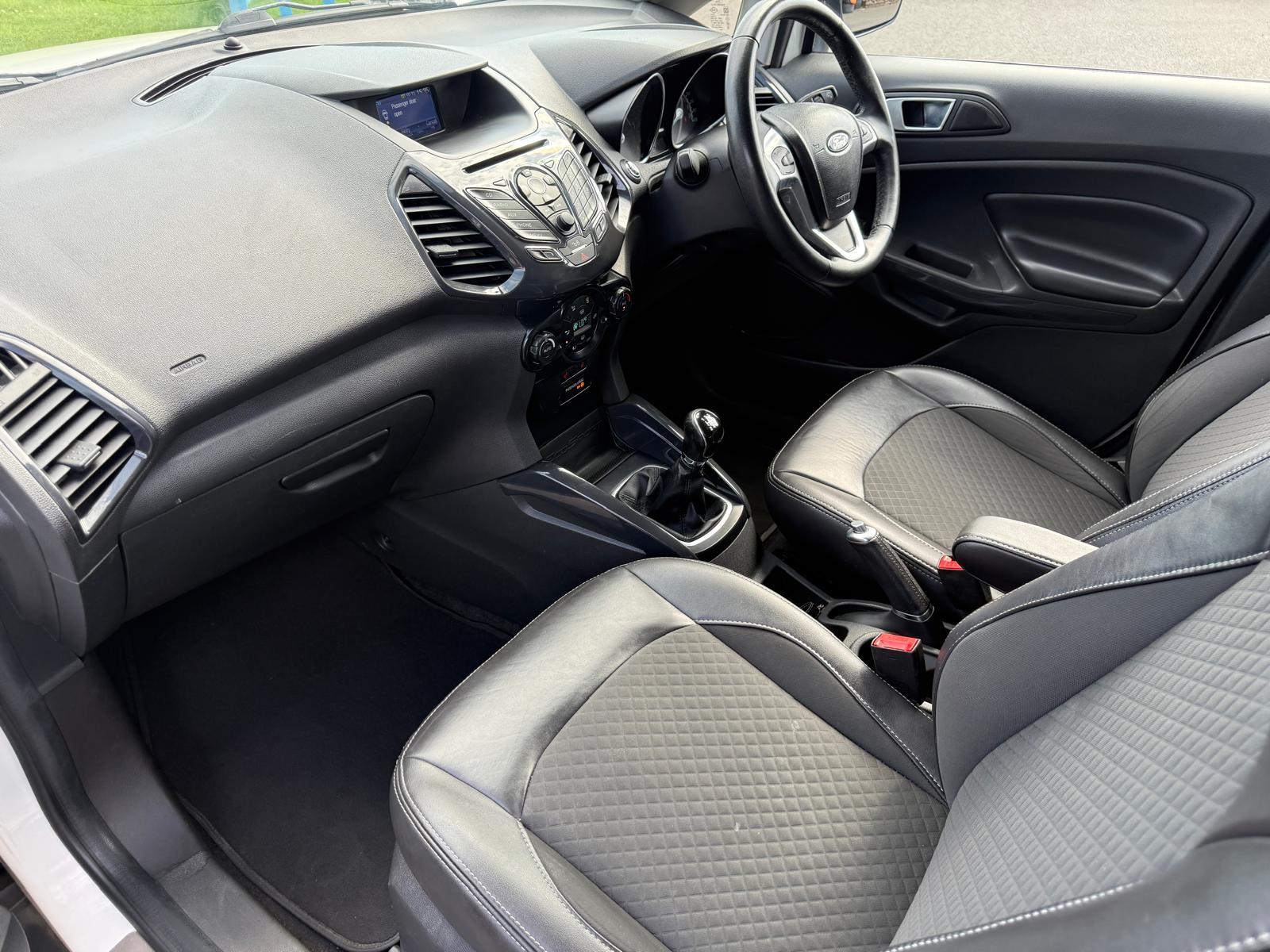
								2017 Ford EcoSport 1.5 TDCi Titanium full									