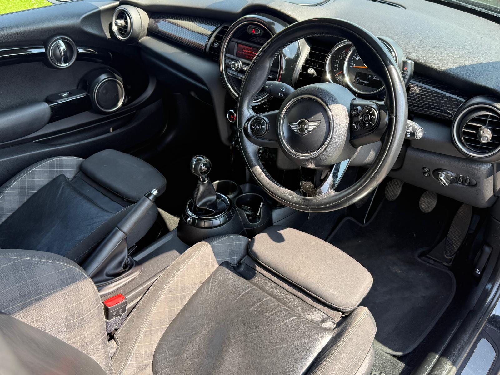 
								2015 Mini Cooper S Hatchback full									