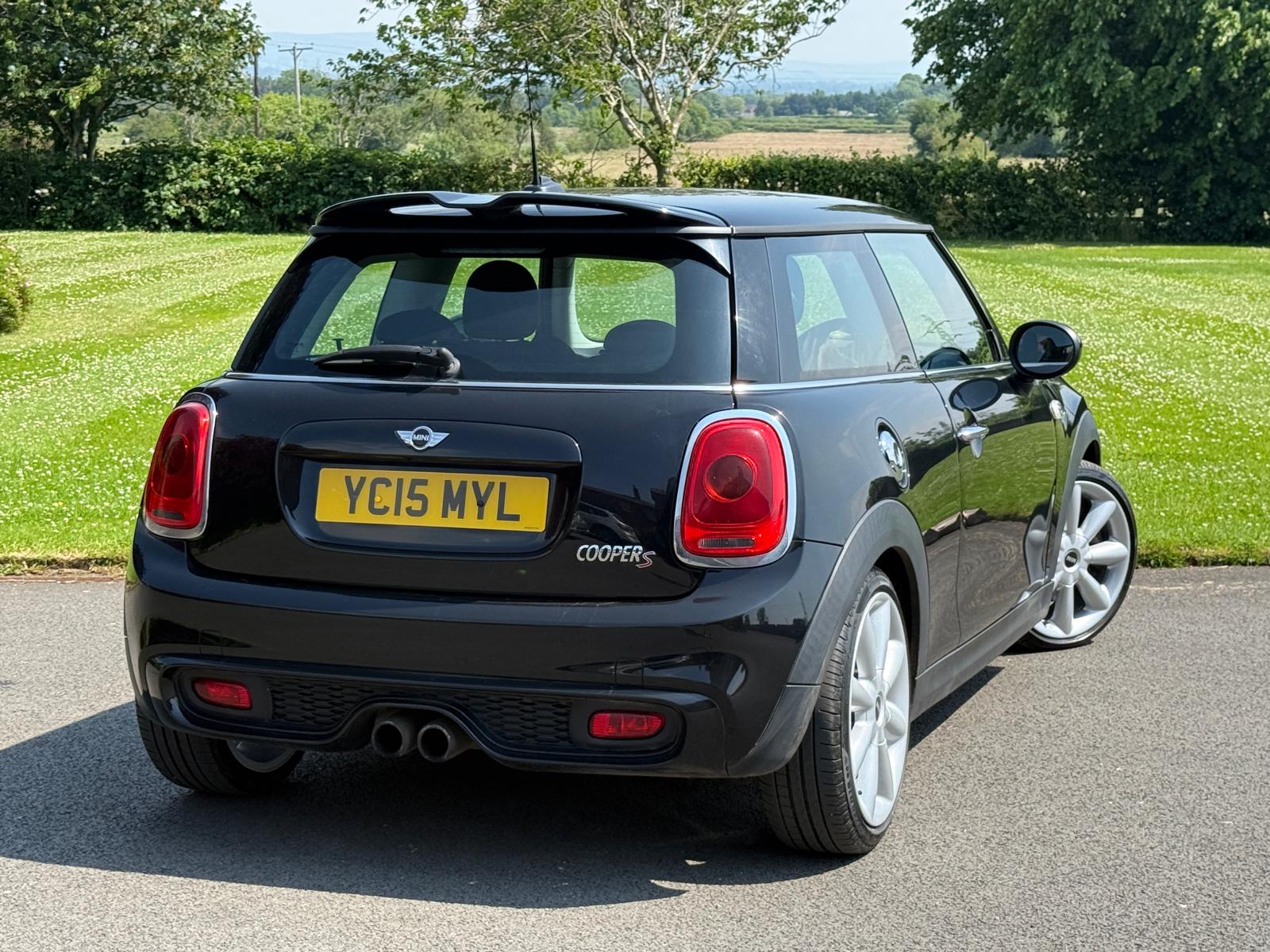 
								2015 Mini Cooper S Hatchback full									