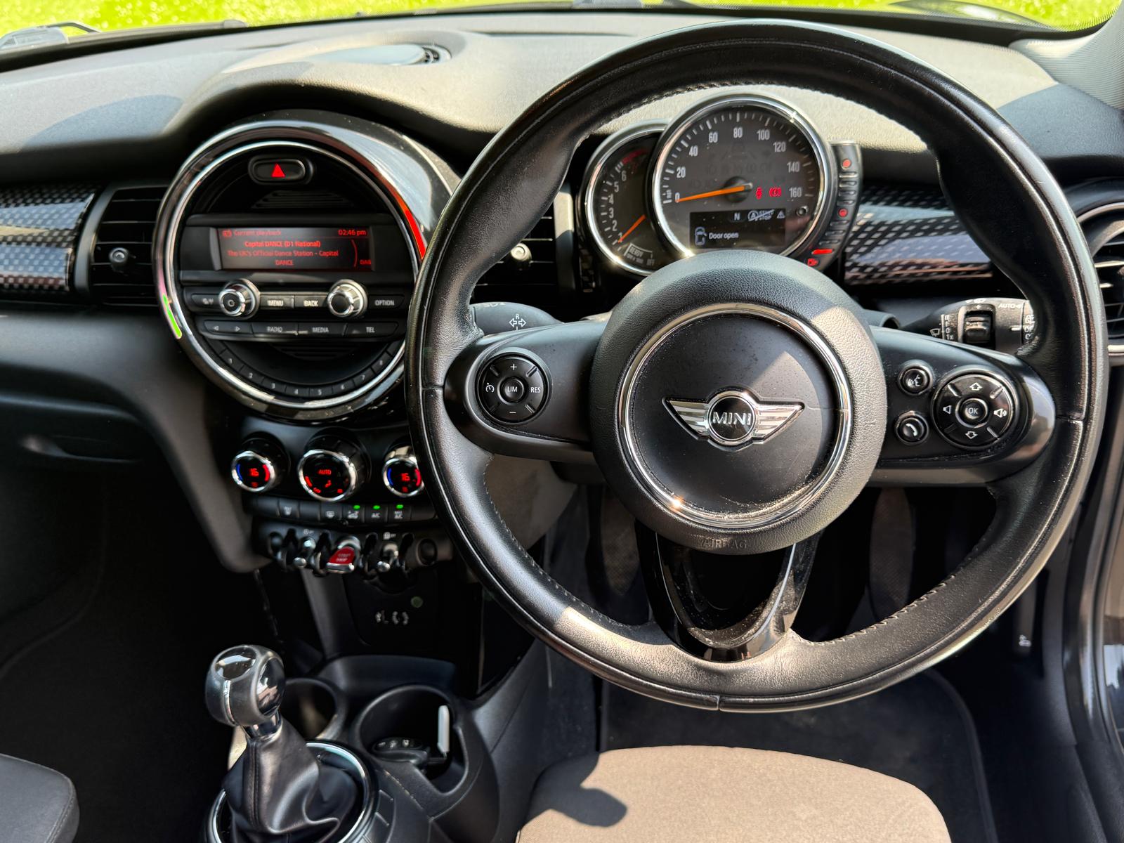 
								2015 Mini Cooper S Hatchback full									