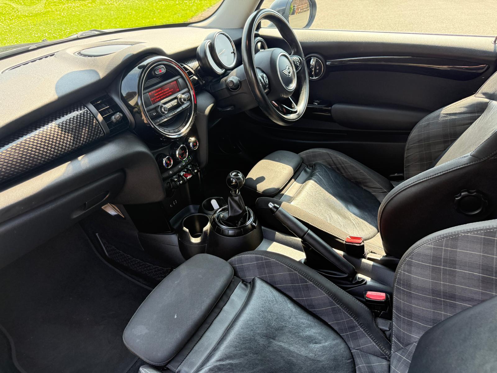 
								2015 Mini Cooper S Hatchback full									
