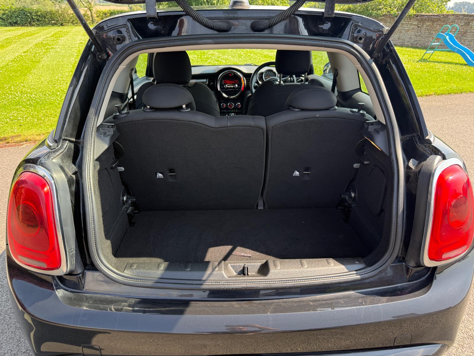 
								2015 Mini Cooper S Hatchback full									