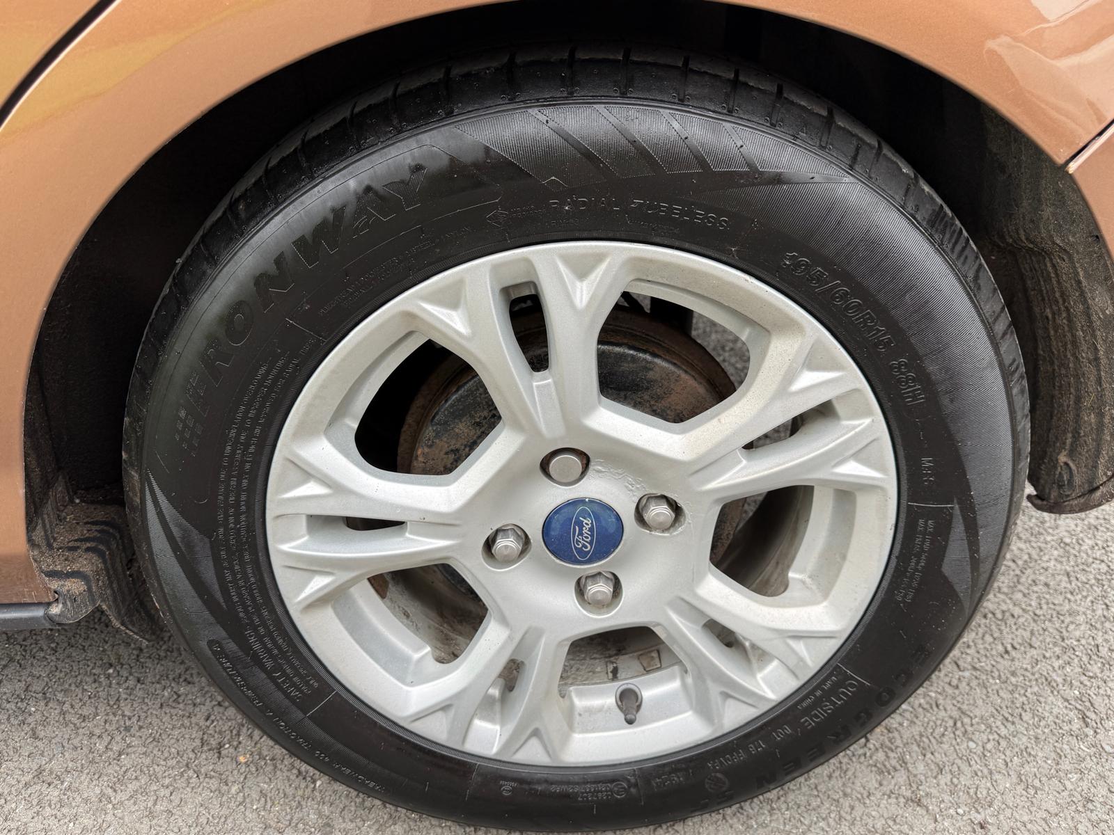 
								Ford B-Max 1.5 TDCi Zetec full									