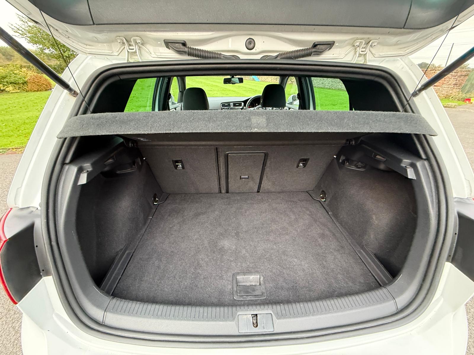 
								Volkswagen Golf GTD 2.0 TDI 5 door full									
